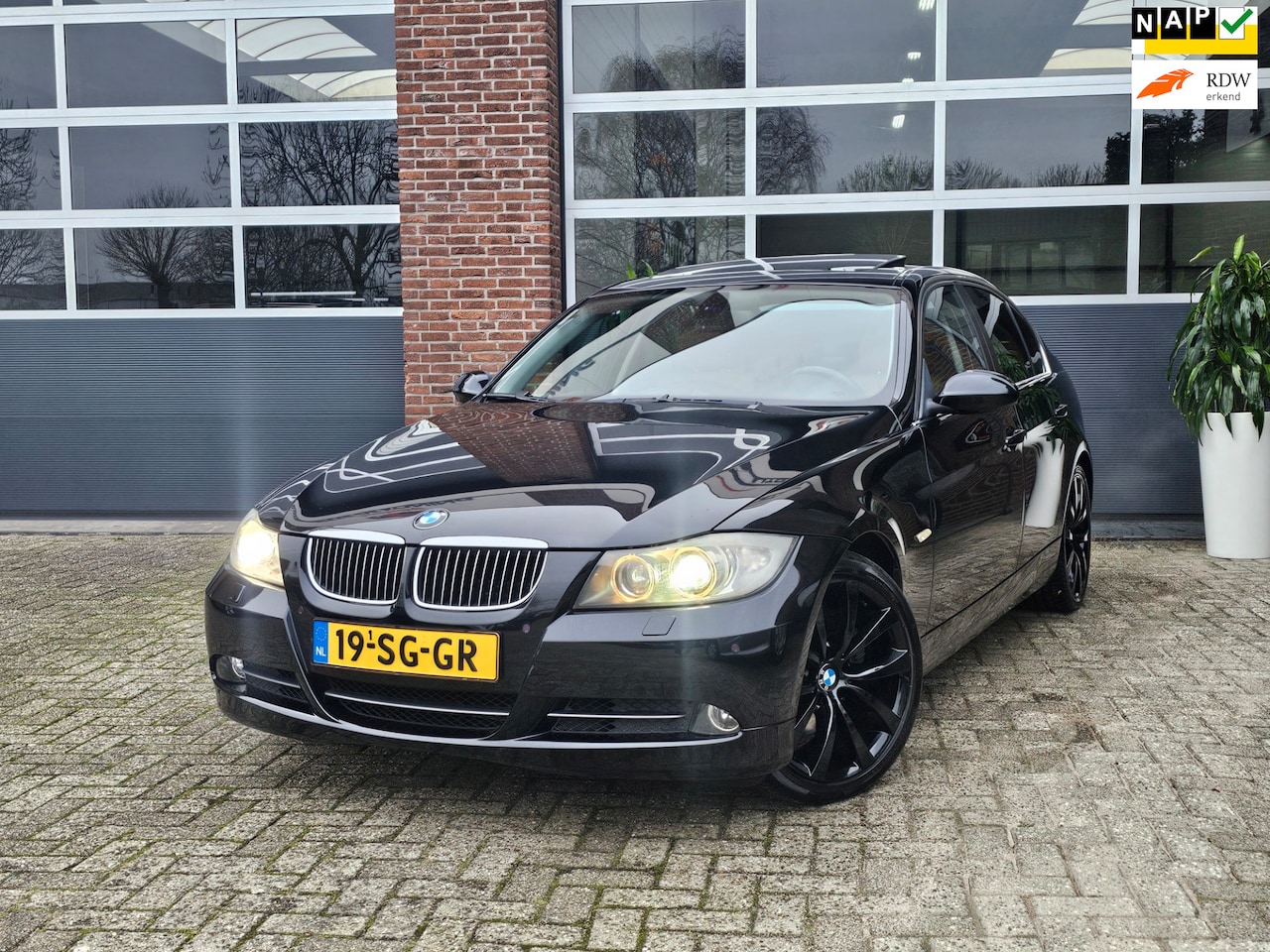 BMW 3-serie - 330xi Dynamic Executive Automaat |Dakraam |Leer - AutoWereld.nl