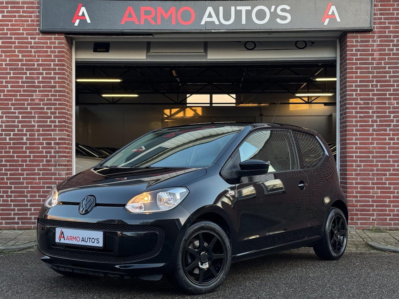 Volkswagen Up! - 1.0 high up! | Airco | Black on Black | Rijklaar - AutoWereld.nl