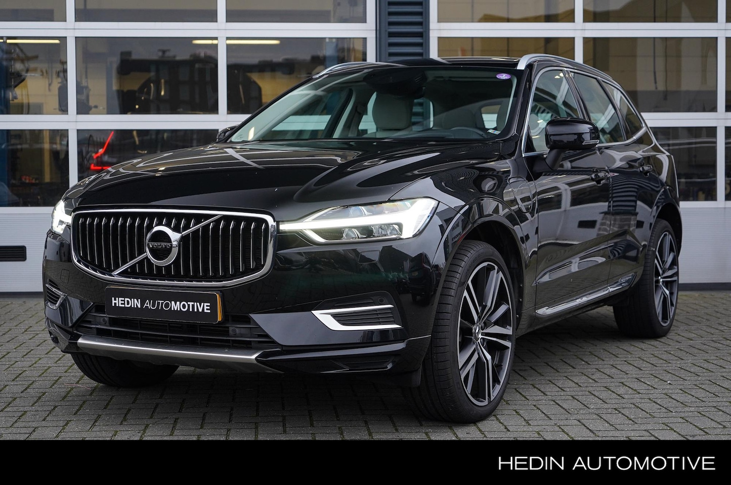 Volvo XC60 - 2.0 T8 Twin Engine AWD Inscription Elektrisch glazen panorama-dak | Apple Carplay/Android - AutoWereld.nl