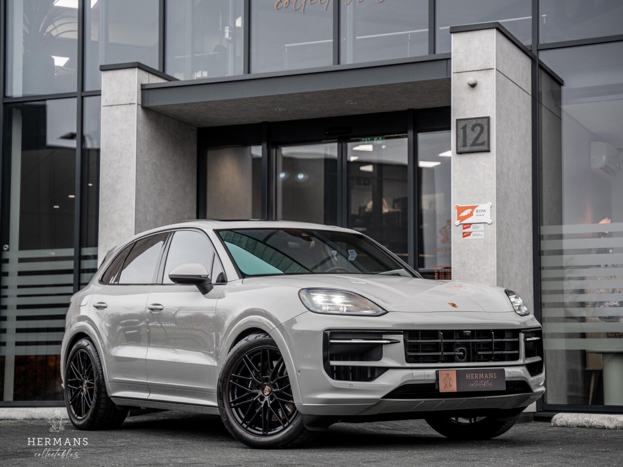 Porsche Cayenne - 3.0 E-Hybrid / Vierwielbesturing / Sport-Design / HUD / Pano / Bose - AutoWereld.nl