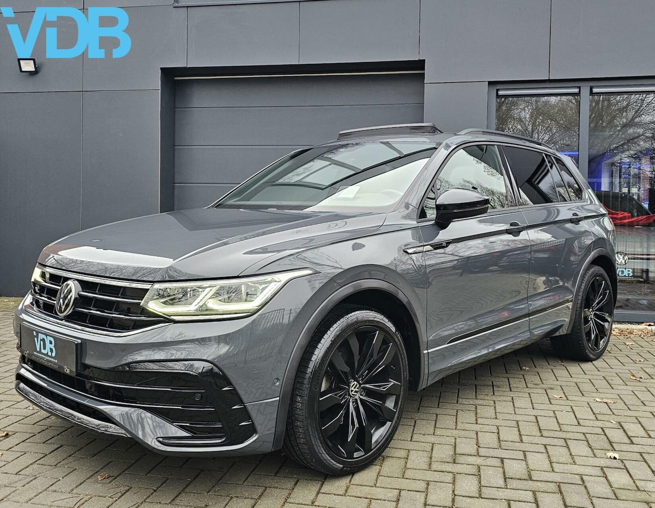 Volkswagen Tiguan - 1.5 TSI R-Line BLACKSTYLE DELFIN GRAU VOL! - AutoWereld.nl