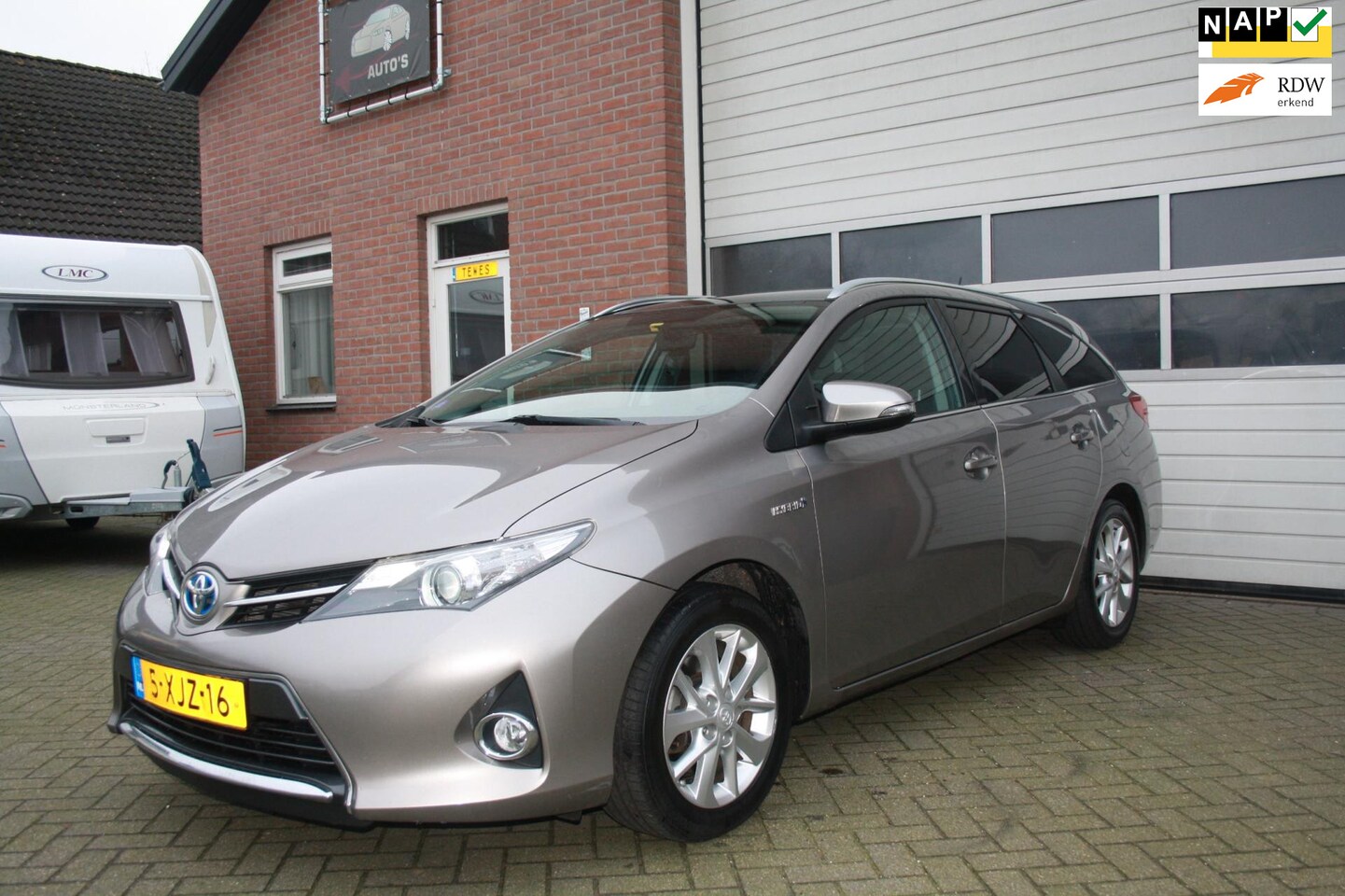 Toyota Auris Touring Sports - 1.8 Hybrid Panorama Dak, Trekhaak, Camera, Elektrische Ramen, Nederlandse Auto!!! - AutoWereld.nl