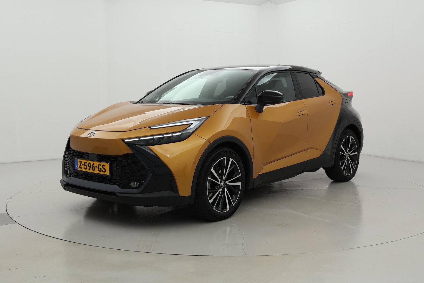 Toyota C-HR - 2.0 Plug-in Hybrid 220 Première Edition Dodehoek Panoramadak - AutoWereld.nl