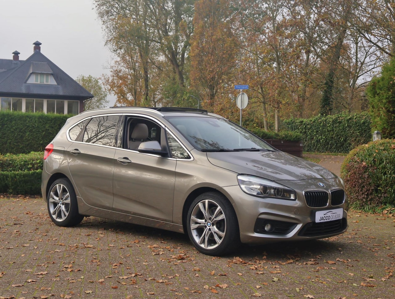 BMW 2-serie Active Tourer - 220i Sport Automaat Leer/Navi/Panodak/HuD/1eEigenaar - AutoWereld.nl