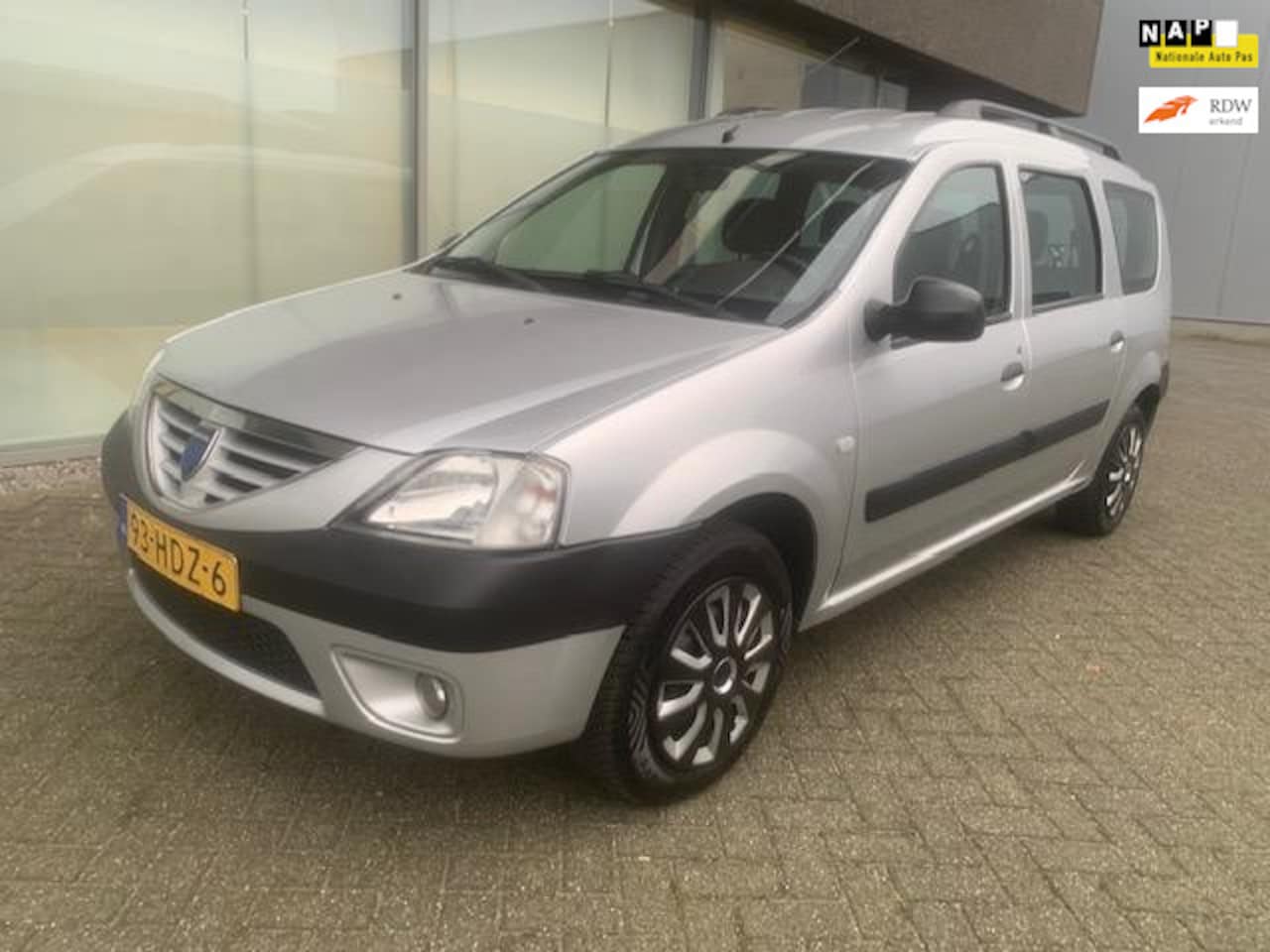 Dacia Logan MCV - 1.6 Lauréate AIRCO BJ 10-2008 APK 12-2025 - AutoWereld.nl