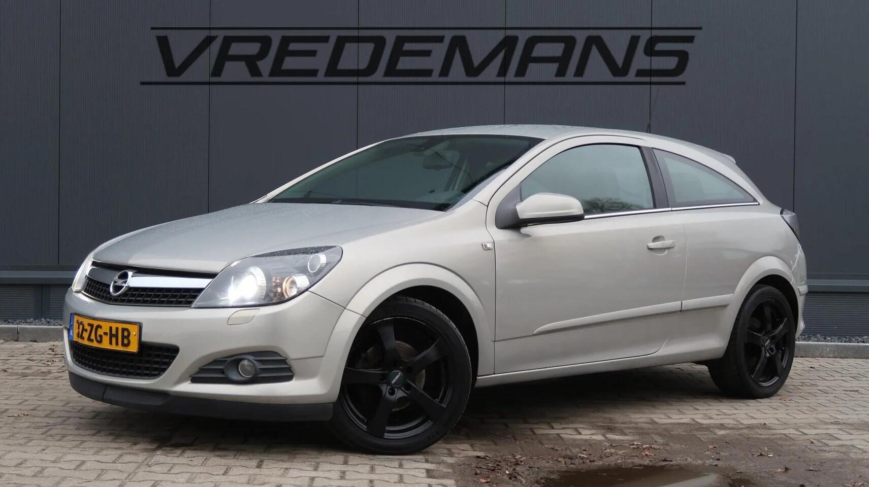 Opel Astra GTC - 1.6 Executive AUTOMAAT - AutoWereld.nl