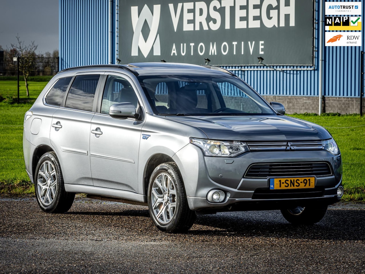 Mitsubishi Outlander - 2.0 PHEV Instyle|Trekhaak|Camera|Schuifdak|Leder - AutoWereld.nl