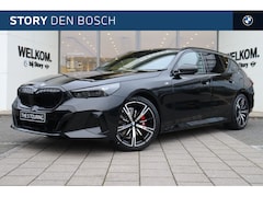 BMW 5-serie Touring - 520i M Sport Automaat / Trekhaak / Adaptieve LED / Parking Assistant / Stoelverwarming / D