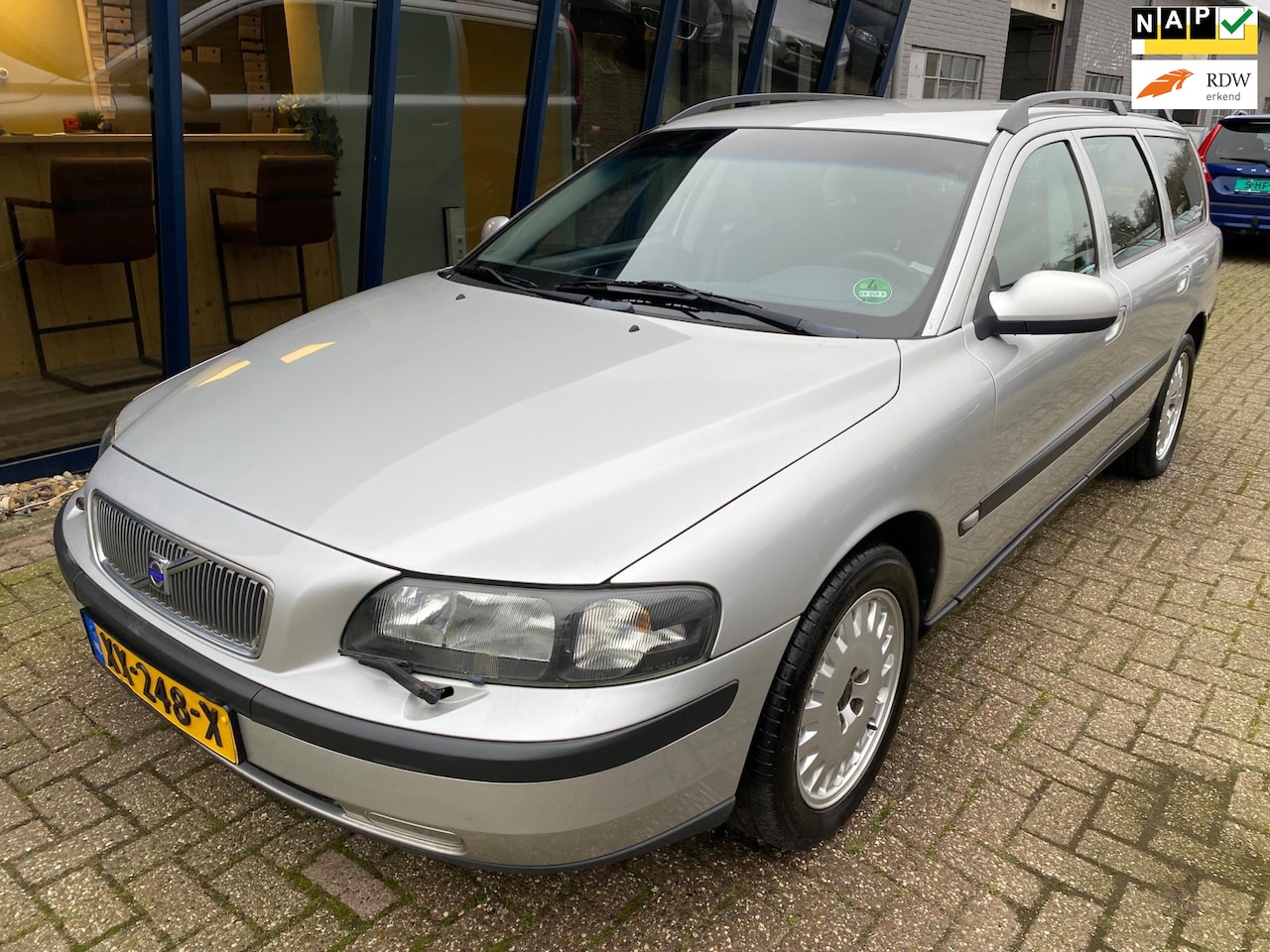 Volvo V70 - 2.4 Comfort Line APK 12-2025 - AutoWereld.nl