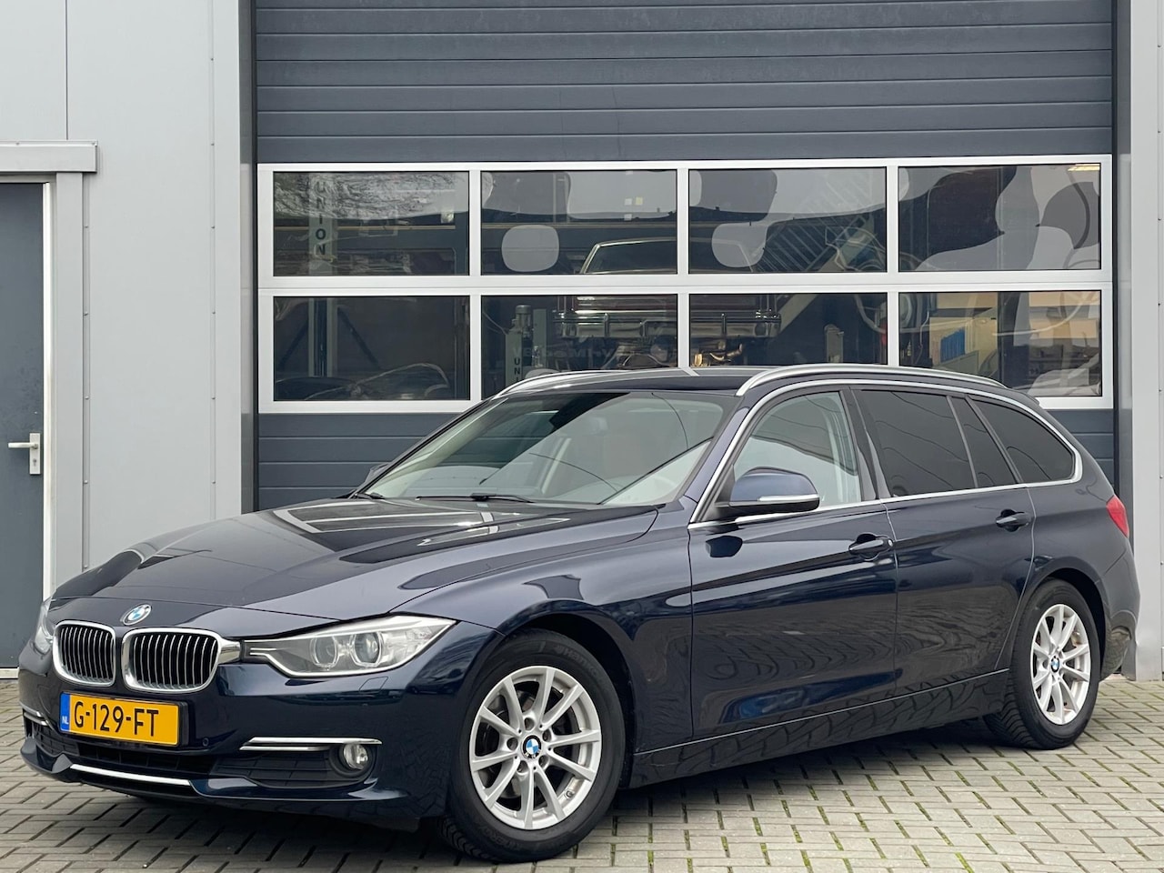 BMW 3-serie Touring - 320d High Executive | Automaat | Leder | Xenon | Camera | Navi | PDC | Elektrische achterk - AutoWereld.nl