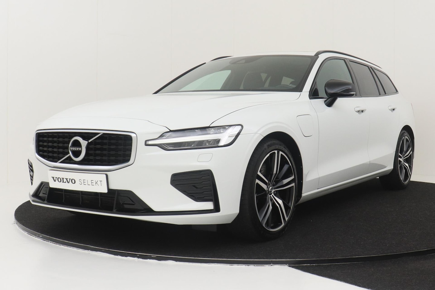 Volvo V60 - T8 RECHARGE AWD R-DESIGN -PANO.DAK|BLIS|CAMERA|DAB|HK-AUDIO|19"|KEYLESS - AutoWereld.nl