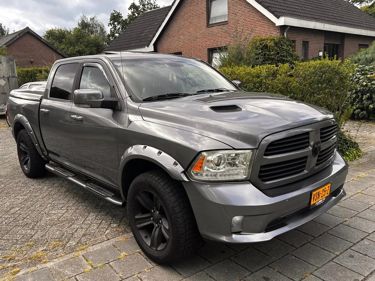 Dodge Ram 1500 - 5.7 V8 4x4 Crew Cab 5'7 Sport 5.7 V8 4x4 Crew Cab 5'7 Sport - AutoWereld.nl