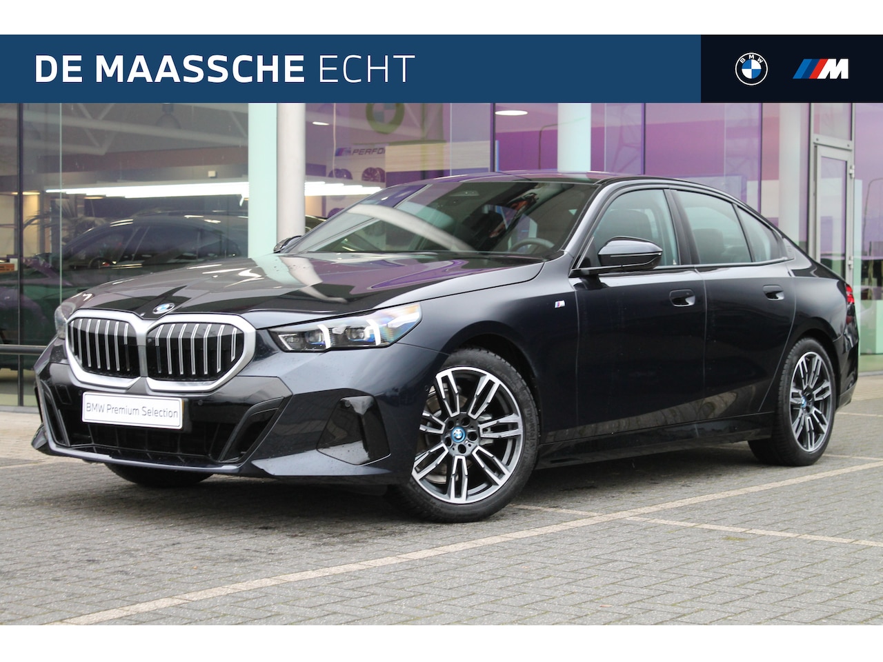 BMW 5-serie - 520i High Executive M Sport Automaat / Panoramadak / Trekhaak / Adaptieve LED / Stoelverwa - AutoWereld.nl