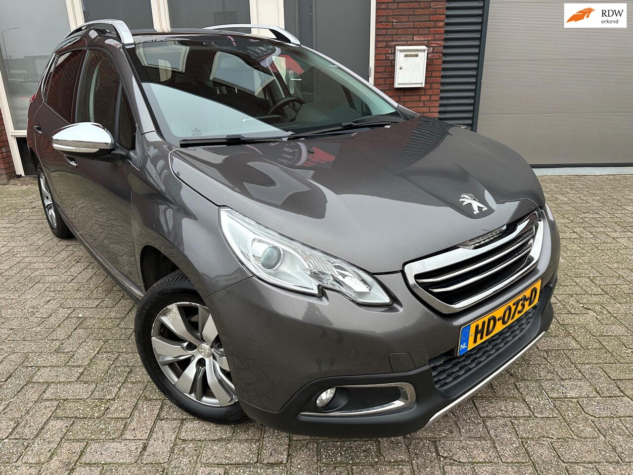 Peugeot 2008 - 1.2 PureTech Allure / Leder / Pano / Navi / PDC - AutoWereld.nl