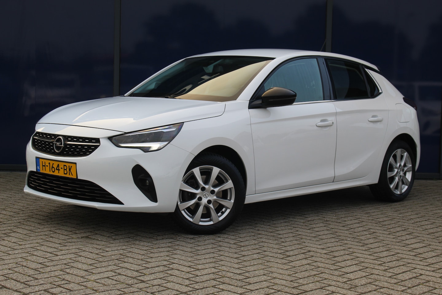 Opel Corsa - 1.2 Elegance 100 PK | LED | Airco | Nav | All Season | CarPlay | Cruise C. | 16" LMV | DAB - AutoWereld.nl