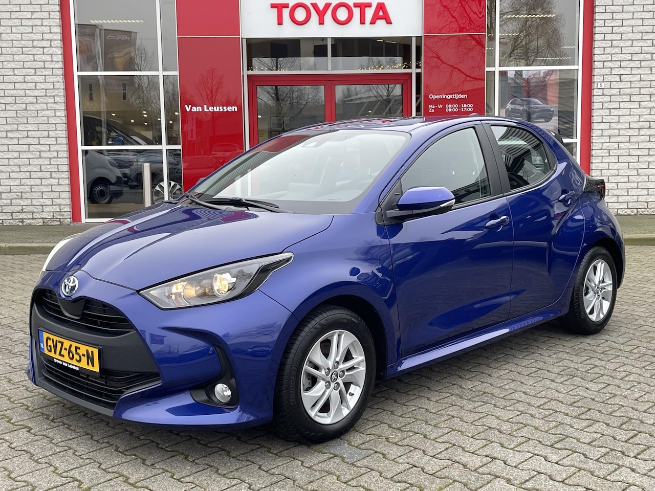 Toyota Yaris - 1.5 HYBRID ALL SEASON APPLE/ANDROID 15'' LM-VELGEN STOELVERW AD-CRUISE CAMERA - AutoWereld.nl