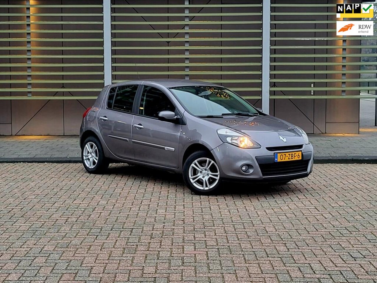 Renault Clio - 1.2 Authentique / Airco / Cruisecontrol / Isofix / Trekhaak - AutoWereld.nl