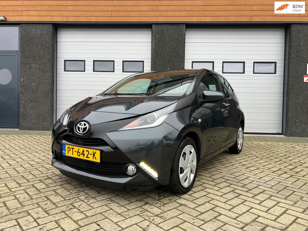 Toyota Aygo - 1.0 VVT-i x-play NAVI/CRUISE/AIRCO/NAP - AutoWereld.nl