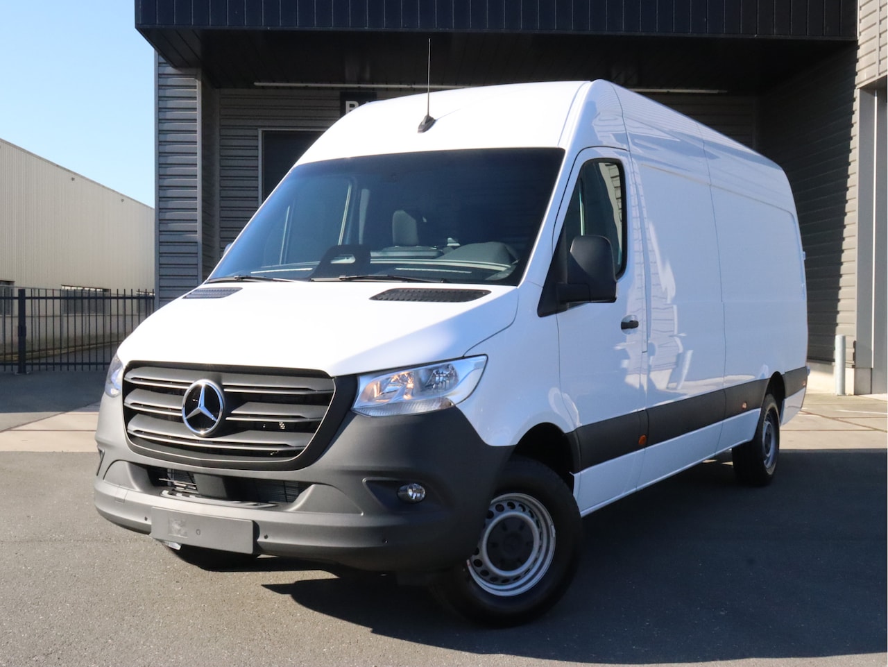 Mercedes-Benz Sprinter - 315 CDI 150pk L3H2 270 deuren, opstap, smartphone pakket - AutoWereld.nl