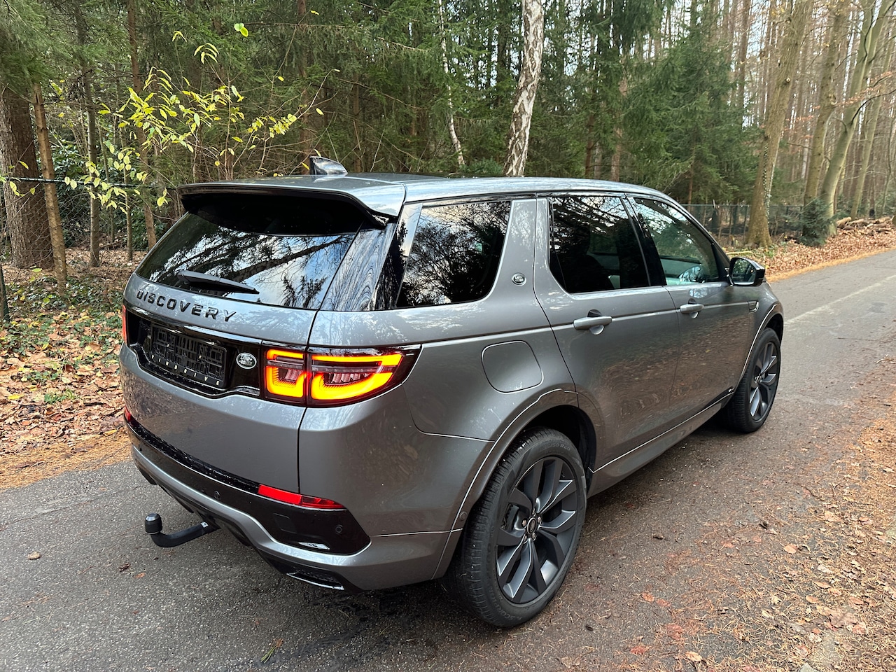 Land Rover Discovery Sport - P300e 2.0 R-Dynamic SE Plug-in-hybrid/Pano/garantie/trekhaak - AutoWereld.nl