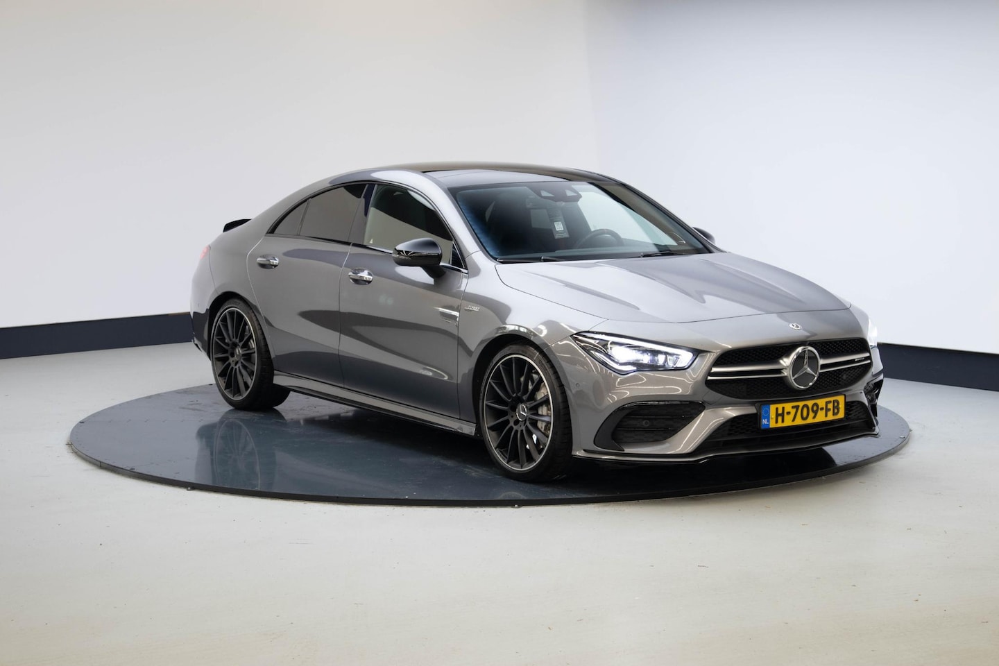 Mercedes-Benz CLA-Klasse - AMG 35 4MATIC Premium Plus 1e eigenaar | NL auto | Schuifdak | Sfeer | Head-up | - AutoWereld.nl