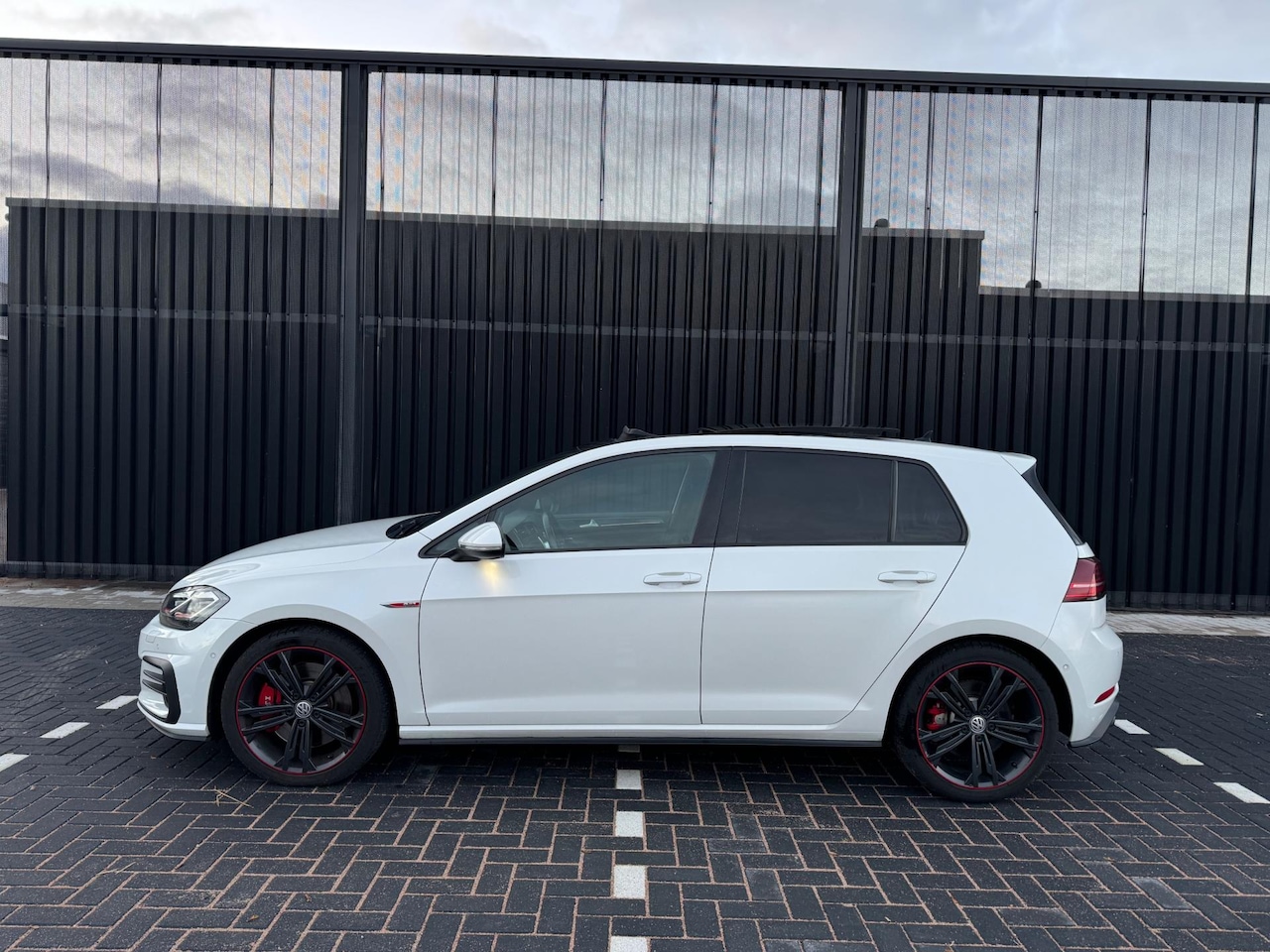 Volkswagen Golf - 2.0 TSI GTI Performance - 245PK - STANDKACHEL - PANORAMADAK - VIRTUAL COCKPIT - AutoWereld.nl