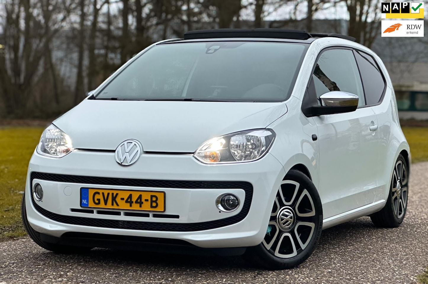 Volkswagen Up! - 1.0 high up! 2016|Panorama|Navigatie|LM Velgen!! - AutoWereld.nl