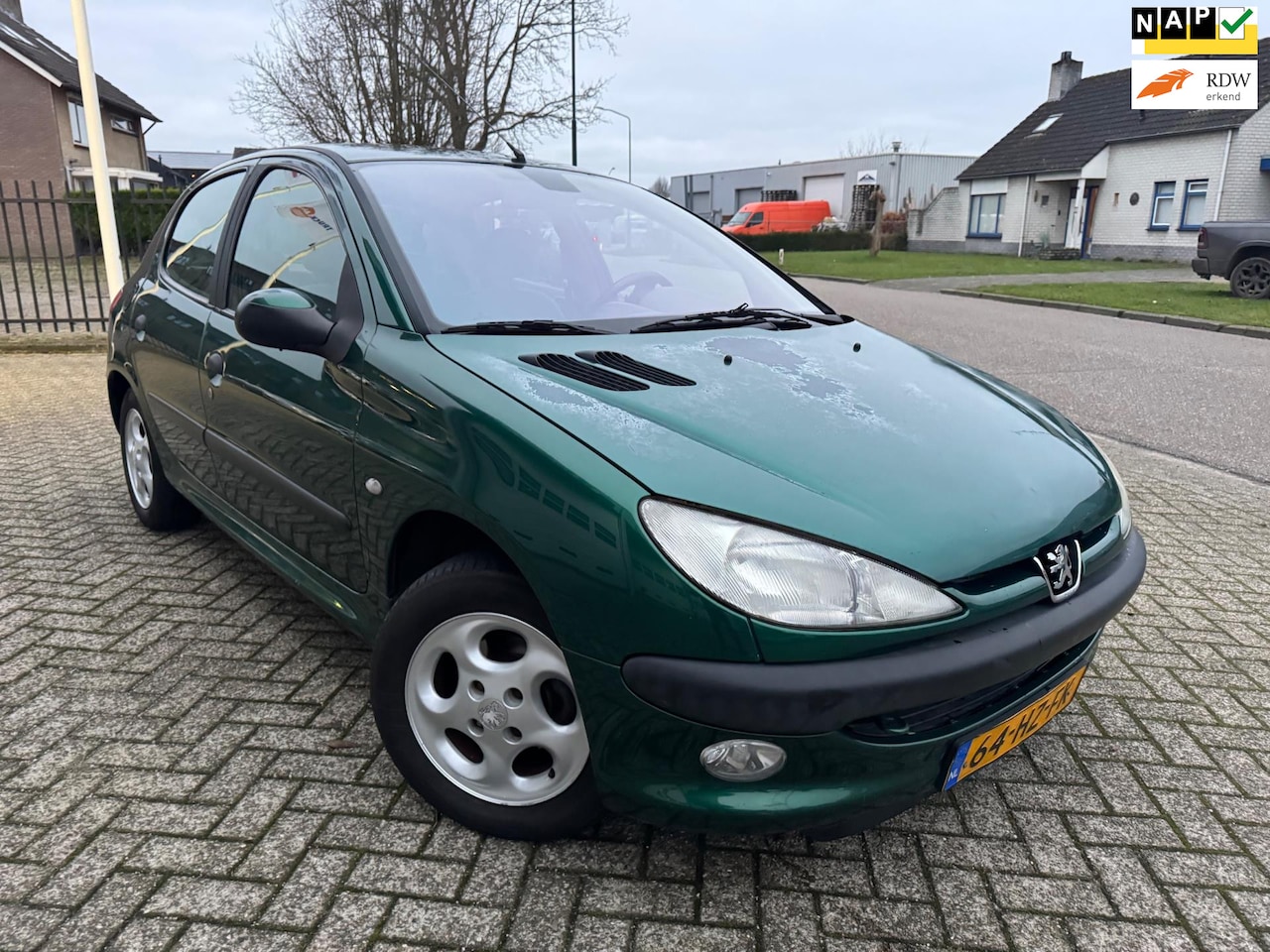 Peugeot 206 - 1.4 Gentry [bj 2002] Airco|Trkhaak|Nieuwe APK - AutoWereld.nl