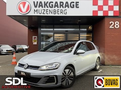 Volkswagen Golf - 1.4 TSI GTE // FULL LED // SCHUIF-KANTELDAK // DODEHOEK // KEYLESS // LEDER // ADAP. CRUIS