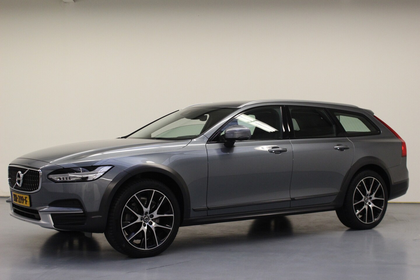 Volvo V90 Cross Country - T5 90th Anniversary Edition | Rijklaarprijs | Trekhaak | - AutoWereld.nl