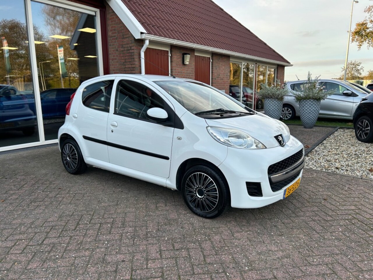 Peugeot 107 - 1.0-12V URBAN MOVE 5-DRS AIRCO/RADIO/ENZ. - AutoWereld.nl