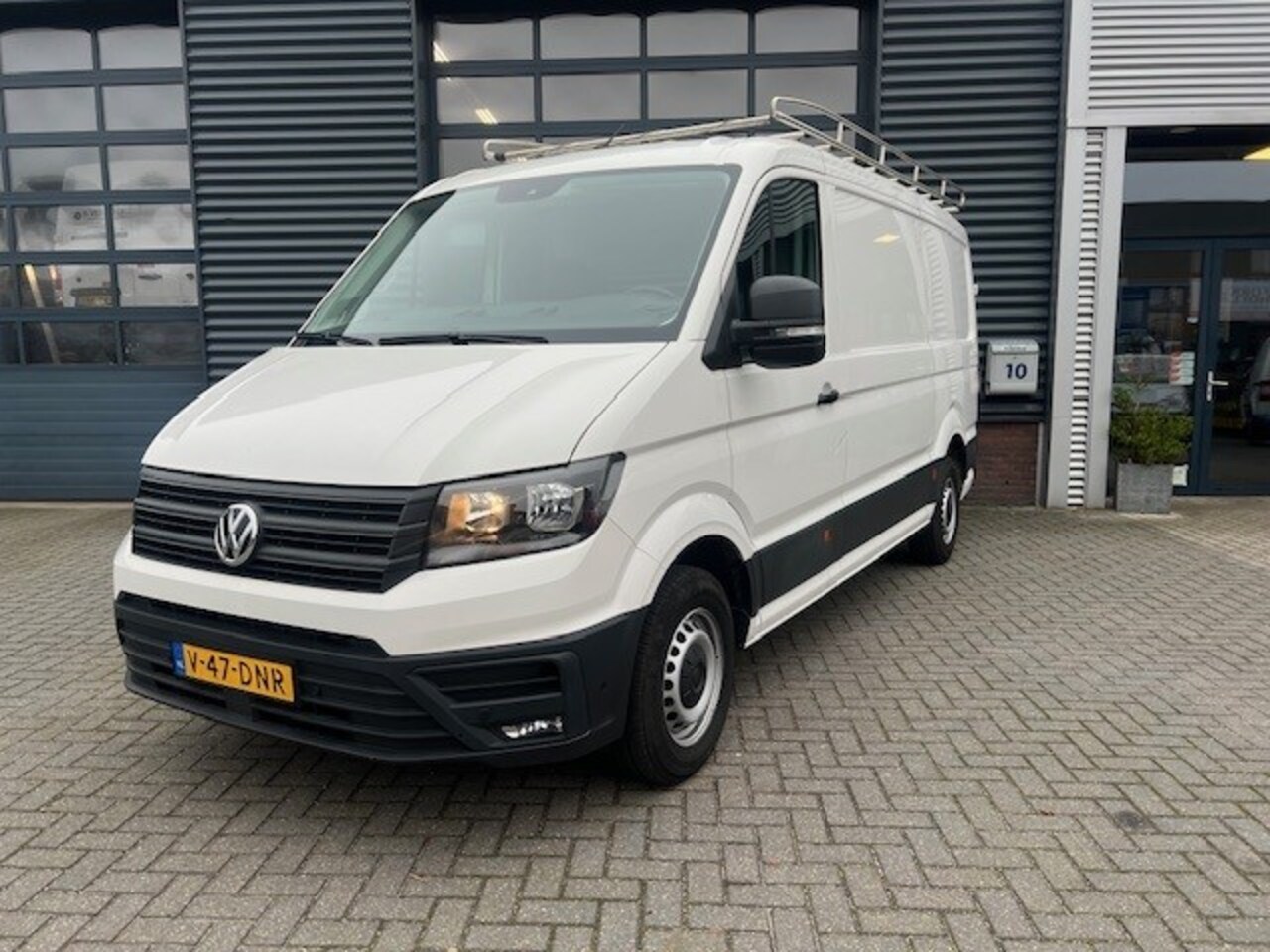 Volkswagen Crafter - 35 2.0 TDI L3H2 Highline Imperiaal Trekhaak Camera Apple Carplay - AutoWereld.nl