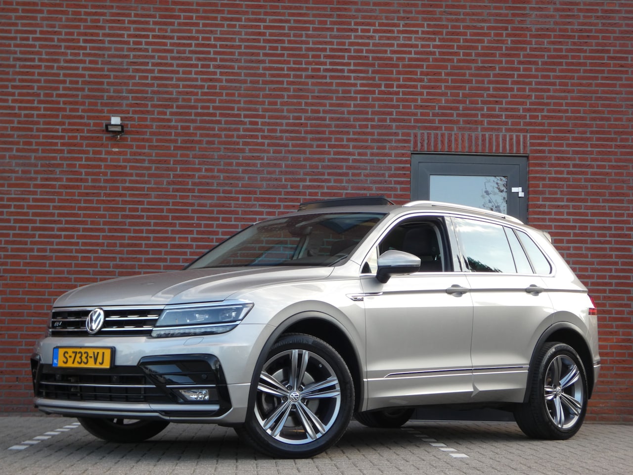 Volkswagen Tiguan - 2.0 TSI 4Motion R-Line / Schuifdak / Trekhaak - AutoWereld.nl