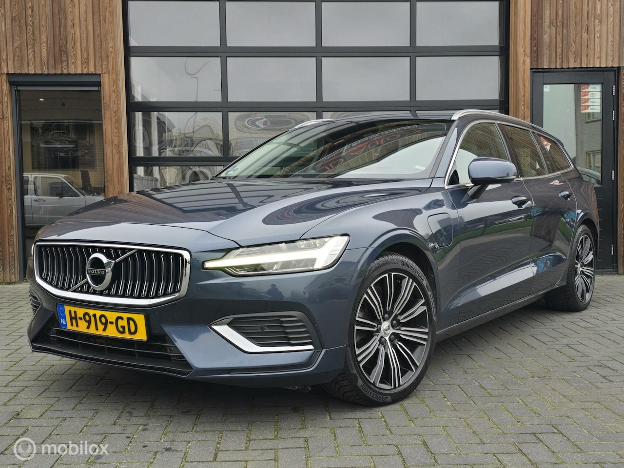 Volvo V60 - 2.0 T8 AWD INSCRIPTION HEAD-UP PANO ACC TREKHAAK BTW - AutoWereld.nl