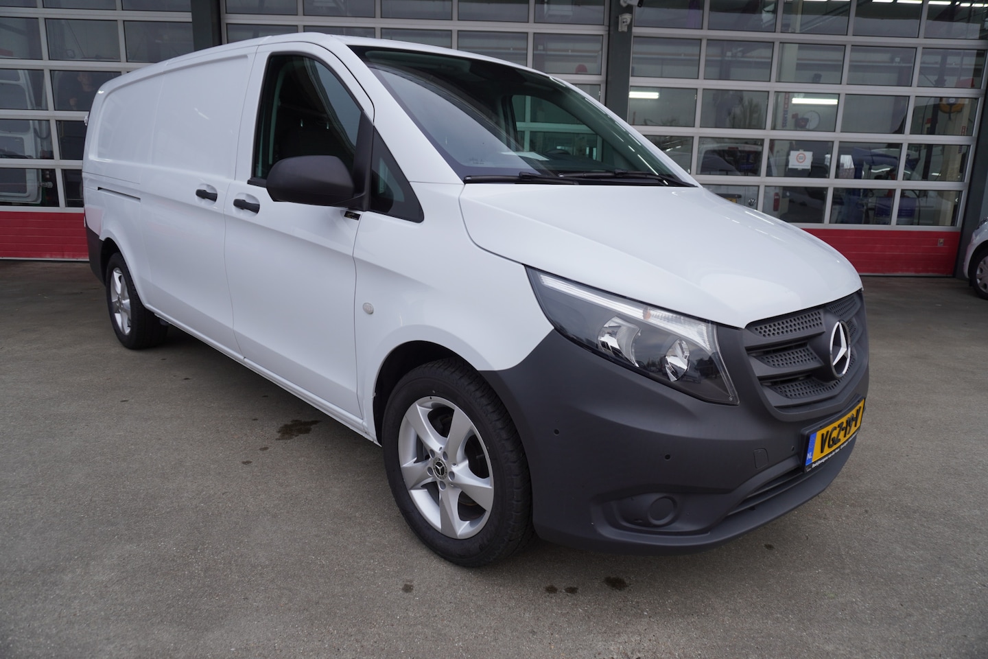 Mercedes-Benz Vito - 116 CDI 164PK Extra Lang Nr. V055 | Airco | Cruise | Navi | Trekhaak | LM velgen - AutoWereld.nl