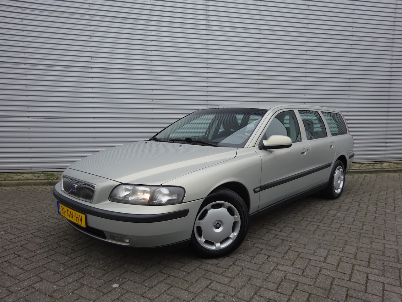 Volvo V70 - 2.4 Comfort Line / 1e Eigenaar / Airco / Cruise control / Elektr. ramen / NAP - AutoWereld.nl