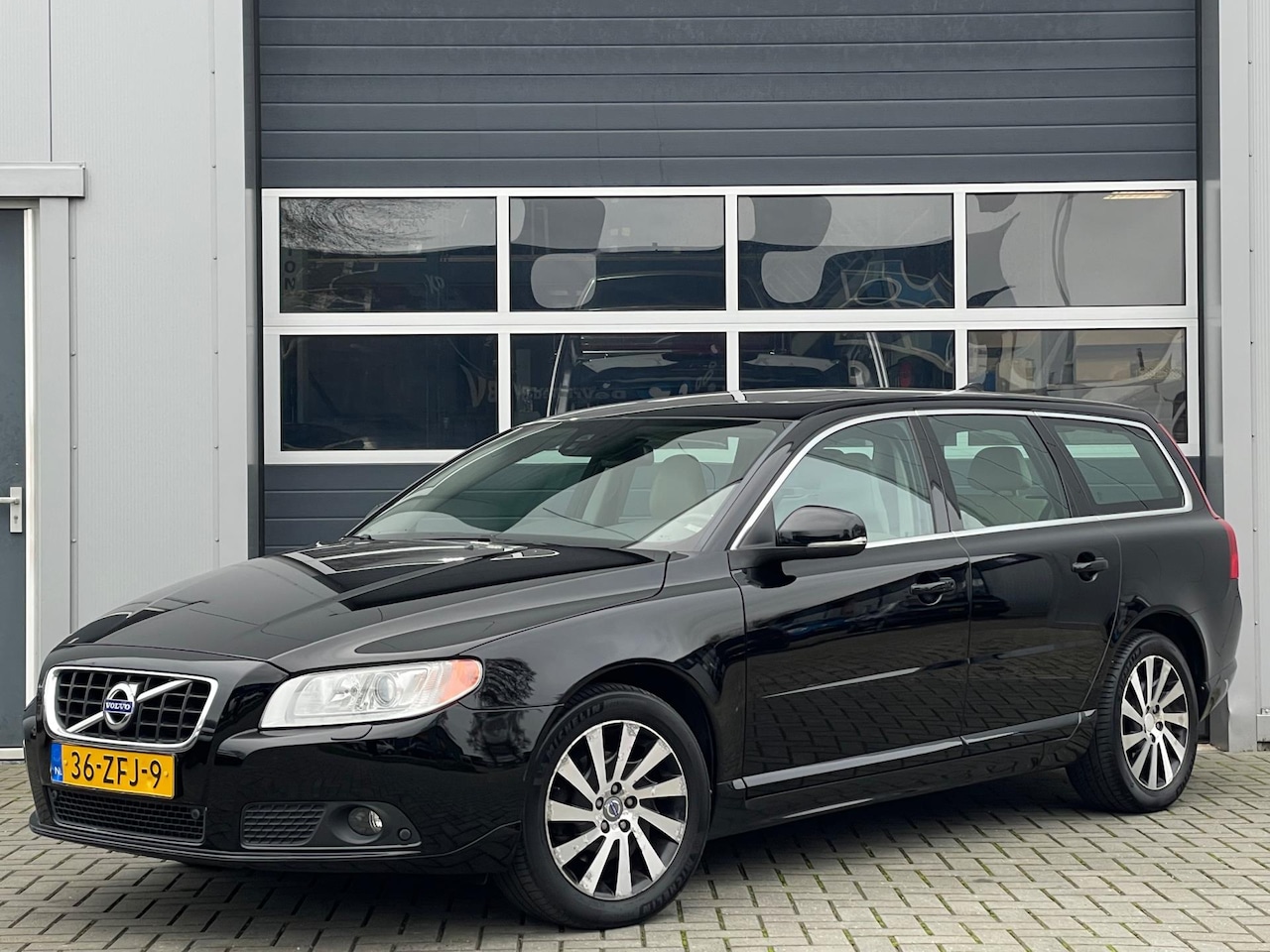 Volvo V70 - 1.6 T4 Limited Edition | Leder | Schuifdak | Xenon | Camera | PDC v+a | Navi | Stoelverwar - AutoWereld.nl