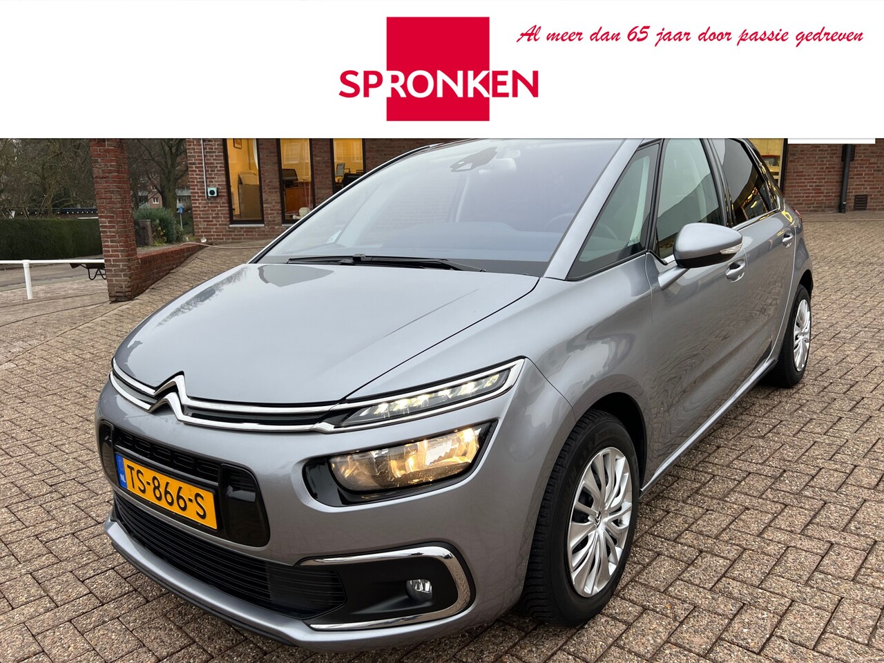 Citroën C4 Picasso - 1.2 PureTech Selection Navi-Camera-Panoramadak-Afn. Trekhaak-Winterbanden - AutoWereld.nl