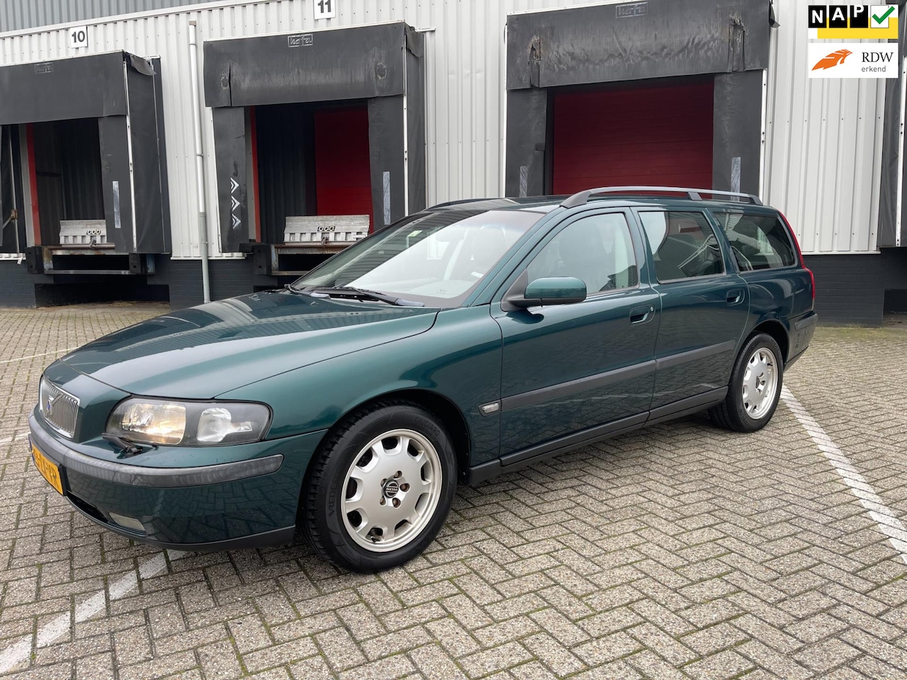 Volvo V70 - 2.4 Comfort Line Nette Staat - AutoWereld.nl