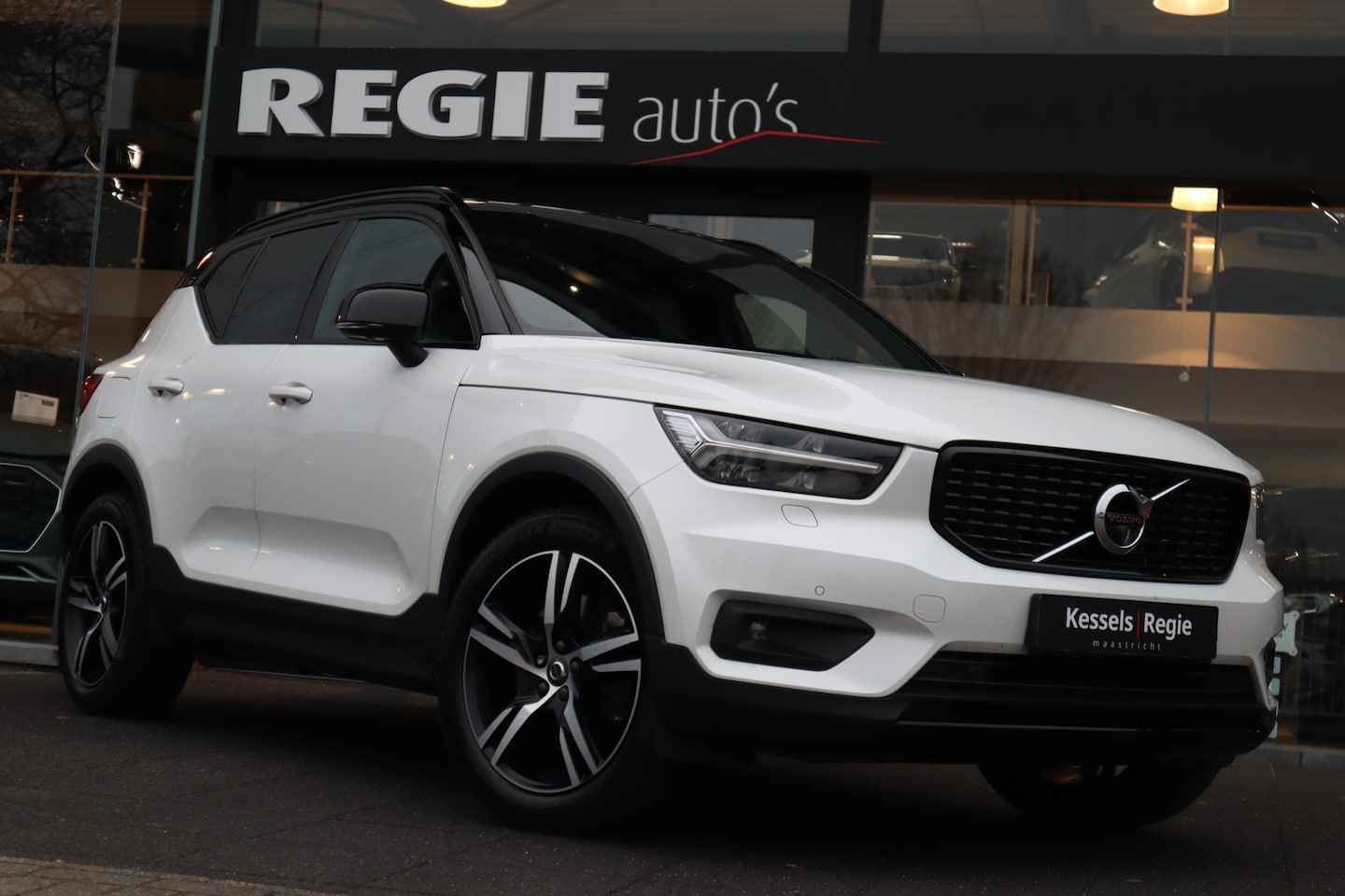 Volvo XC40 - 1.5 T5 Recharge R-Design Schuifdak HK 360view Navi LED - AutoWereld.nl