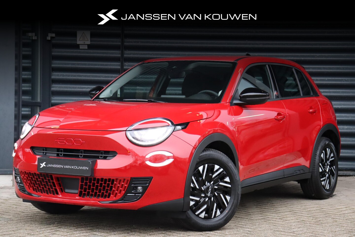 Fiat 600e - RED 54 kWh * Navigatie via Carplay * Uit voorraad leverbaar - AutoWereld.nl