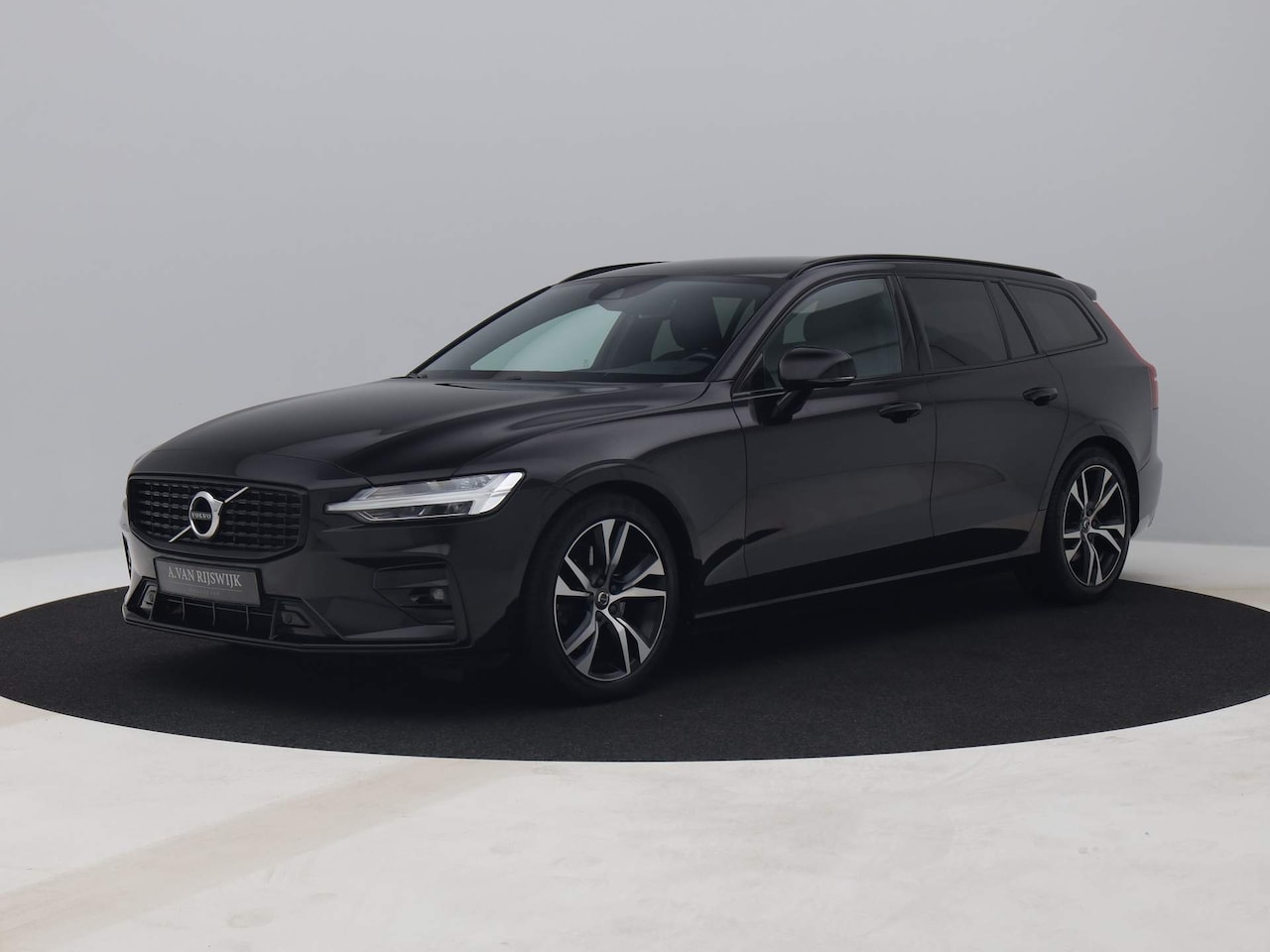 Volvo V60 - 2.0 B3 R-Design | CAMERA | KEYLESS | TREKHAAK - AutoWereld.nl