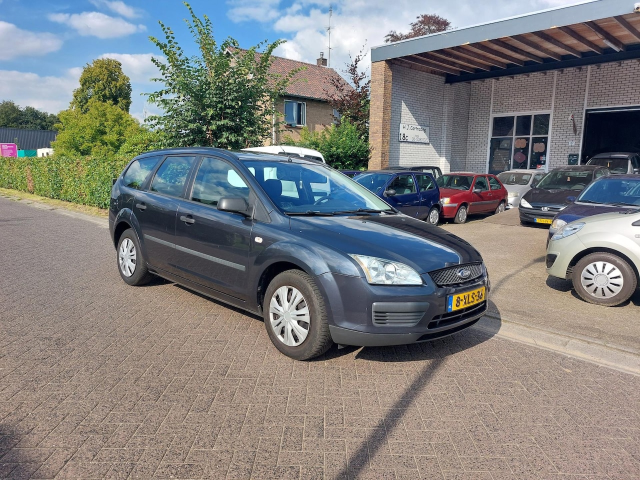 Ford Focus Wagon - 1.8-16V Ambiente Flexifuel Station Wagon - AutoWereld.nl