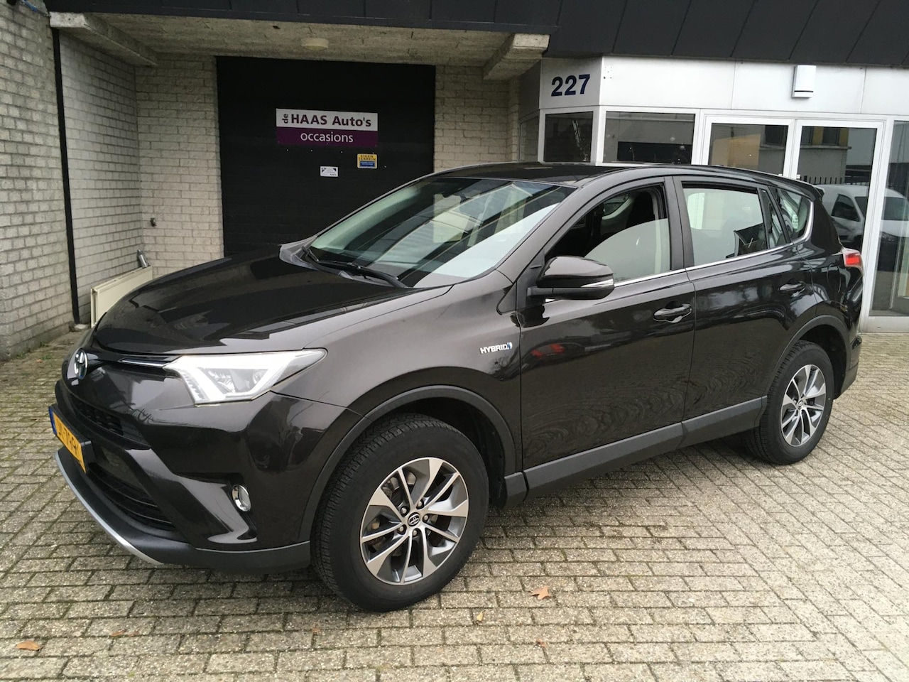 Toyota RAV4 - 2.5 Hybrid First Edition / dealer serviced / trekhaak / camera / navi / climate / nl-auto - AutoWereld.nl