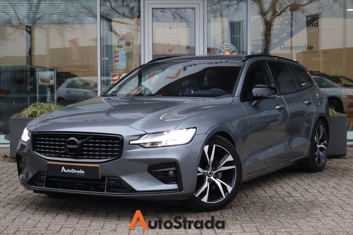 Volvo V60 - B3 R-Design 163pk Geartronic Mild Hybrid | Carplay | Navi | Memory | ACC | LED | Keyless - AutoWereld.nl