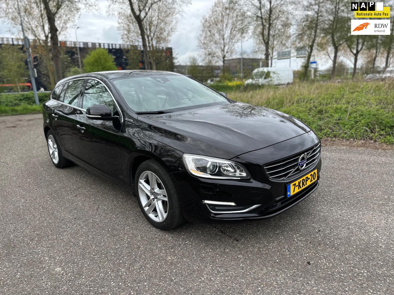 Volvo V60 - 2.4 D6 AWD Plug-In Hybrid Summum Automaat Navi Bliss PDC - AutoWereld.nl