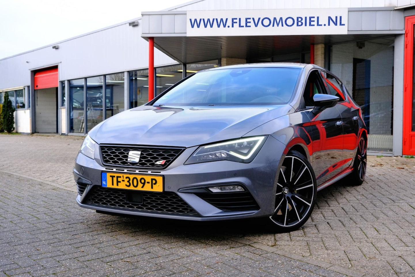 Seat Leon ST - 2.0 TSI CUPRA 375pk (Stage 2) Aut. Pano|Sportstoelen|Adapt.Cruise|Zeer Luxe! - AutoWereld.nl