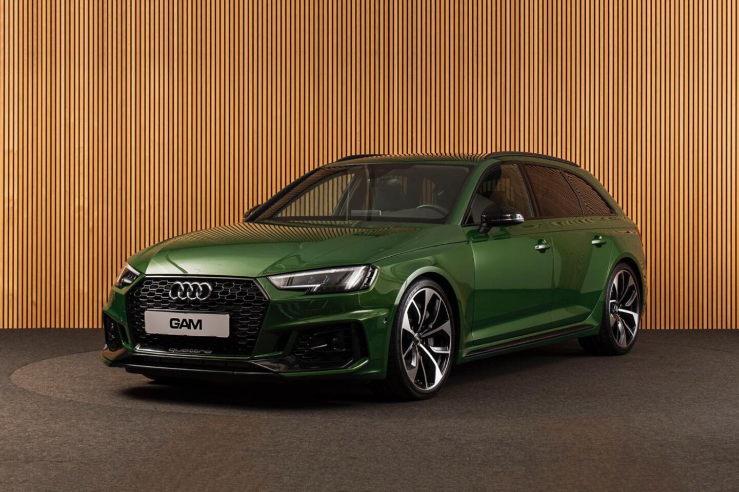 Audi RS4 - Avant 2.9 TFSI quattro KERAMISCH-PANO-B&O-TOUR-CITY-PARKING - AutoWereld.nl