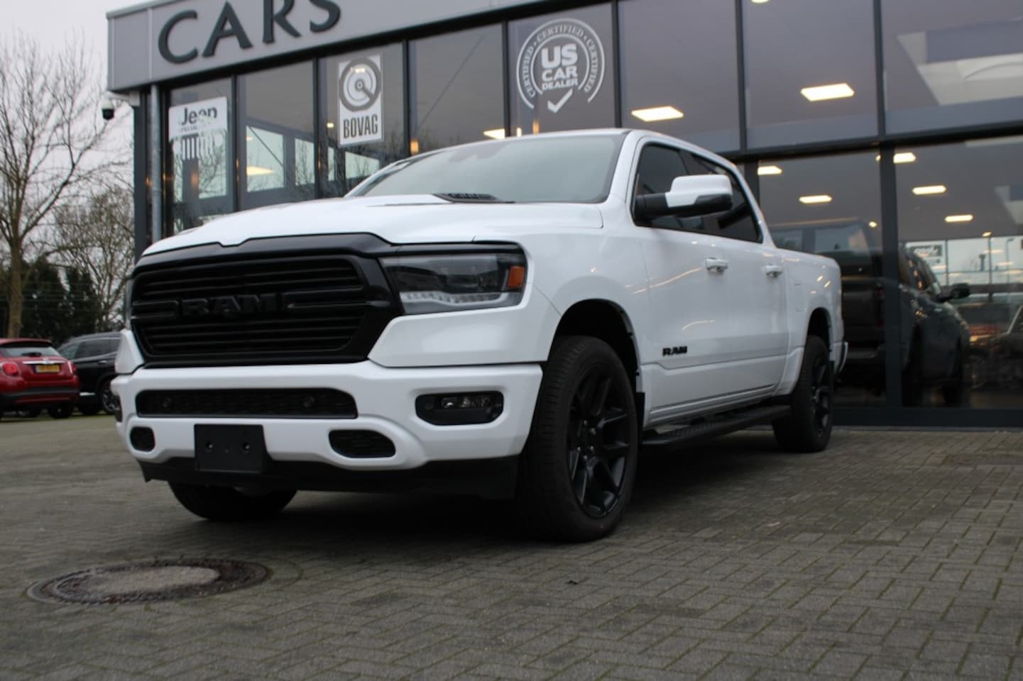 Dodge Ram Pick Up - 5.7i V8 Hemi Sport Black Ed. 12 inch Scherm / Panorama dak - AutoWereld.nl