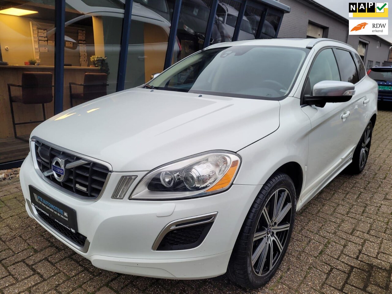 Volvo XC60 - 3.0 T6 AWD R-Design 305PK LEER / NAVI / PANO - AutoWereld.nl